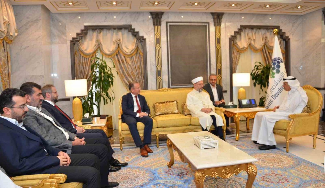 Diyanet İşleri Başkanı Erbaş, Cidde’de İslam Kalkınma Bankası Başkanı Al Jasser ile görüştü