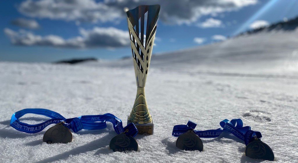 DPÜ SBF Akademisyenin yer aldığı Kadın Milli Kar Voleybolu Takımı Balkan Şampiyonu