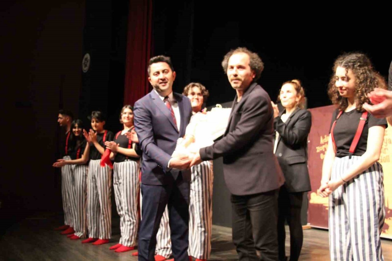 Dünya Tiyatro Haftası’nda Kuşadası Belediye Tiyatrosu takdir topladı