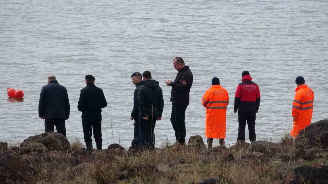 Alabora olan tekneden düşen iki çocuk babasını arama çalışmaları sürüyor