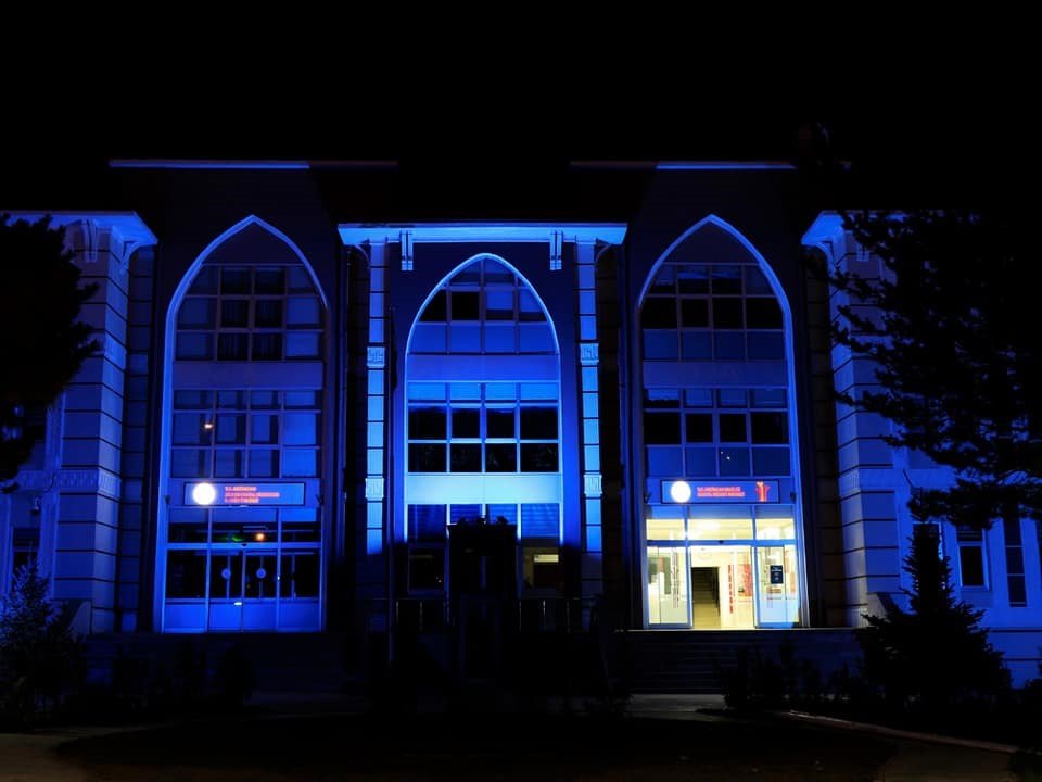 Otizm farkındalığı için hizmet binası maviye büründü