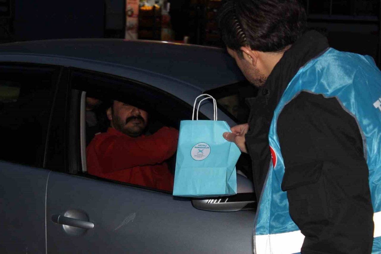 ‘İftara Beş Kala’ programında vatandaşlara hurma ve su ikram edildi