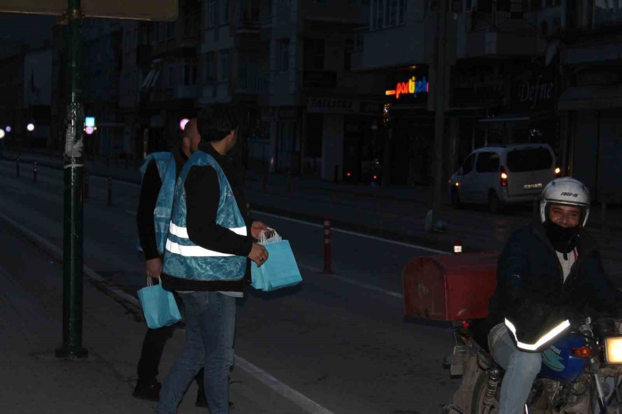 ‘İftara Beş Kala’ programında vatandaşlara hurma ve su ikram edildi