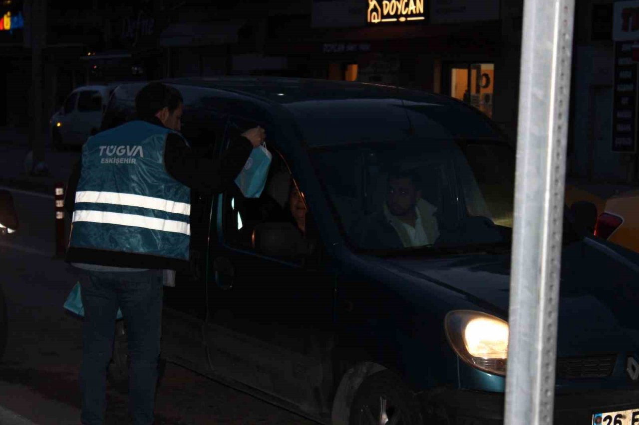 ‘İftara Beş Kala’ programında vatandaşlara hurma ve su ikram edildi