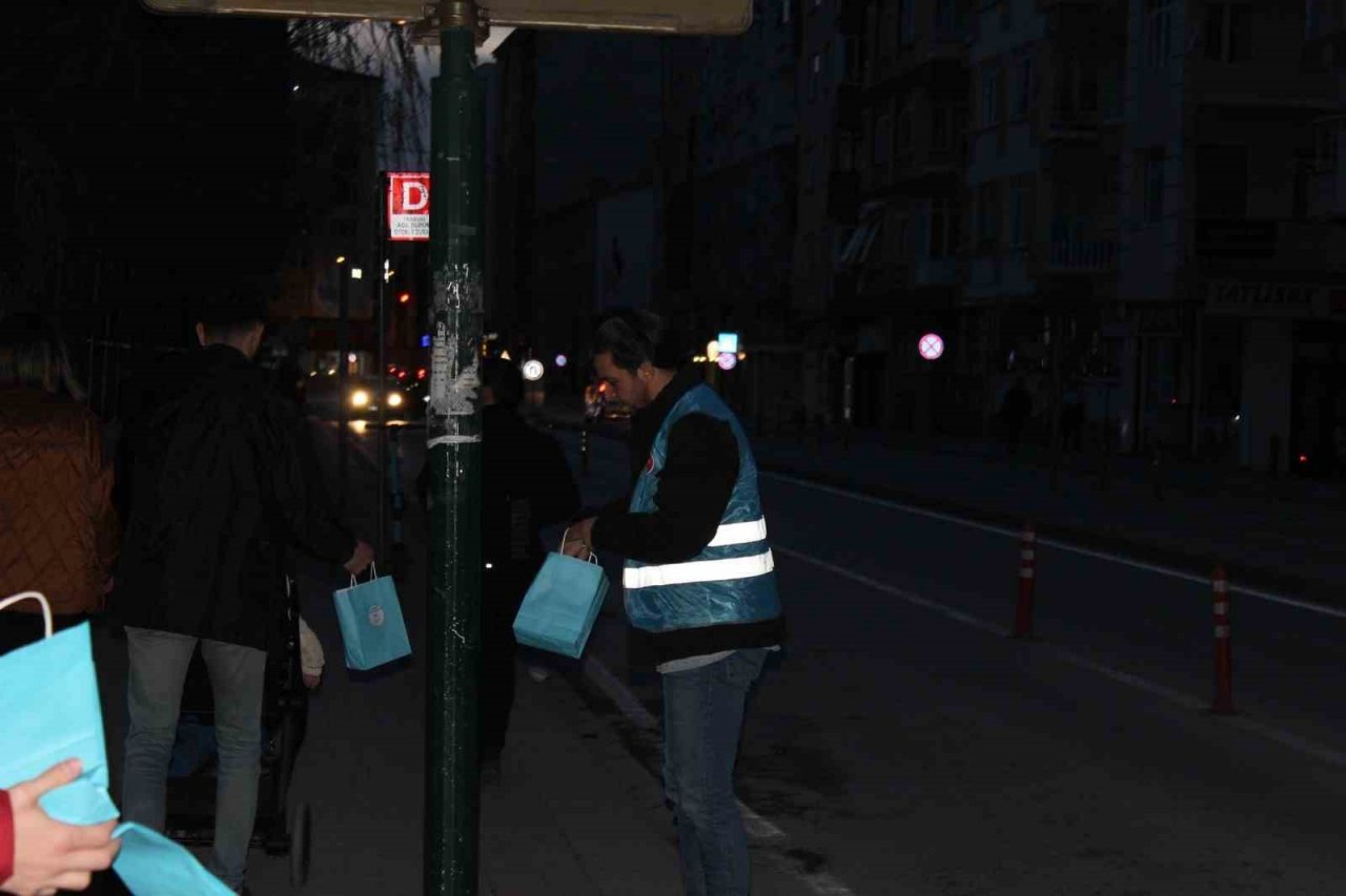 ‘İftara Beş Kala’ programında vatandaşlara hurma ve su ikram edildi