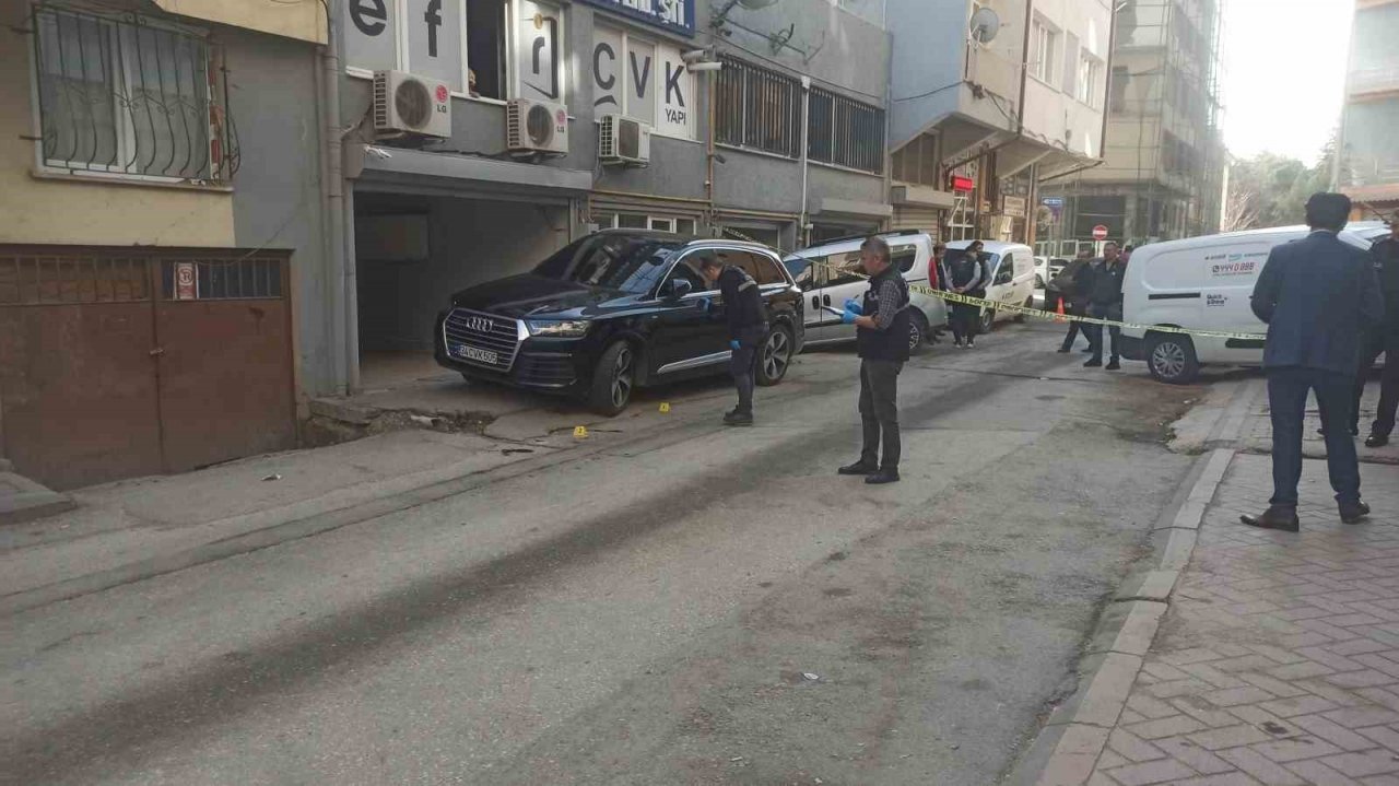 Ağzında sigarayla iş adamını ayağından vuran şahsın rahatlığı ’pes’ dedirtti