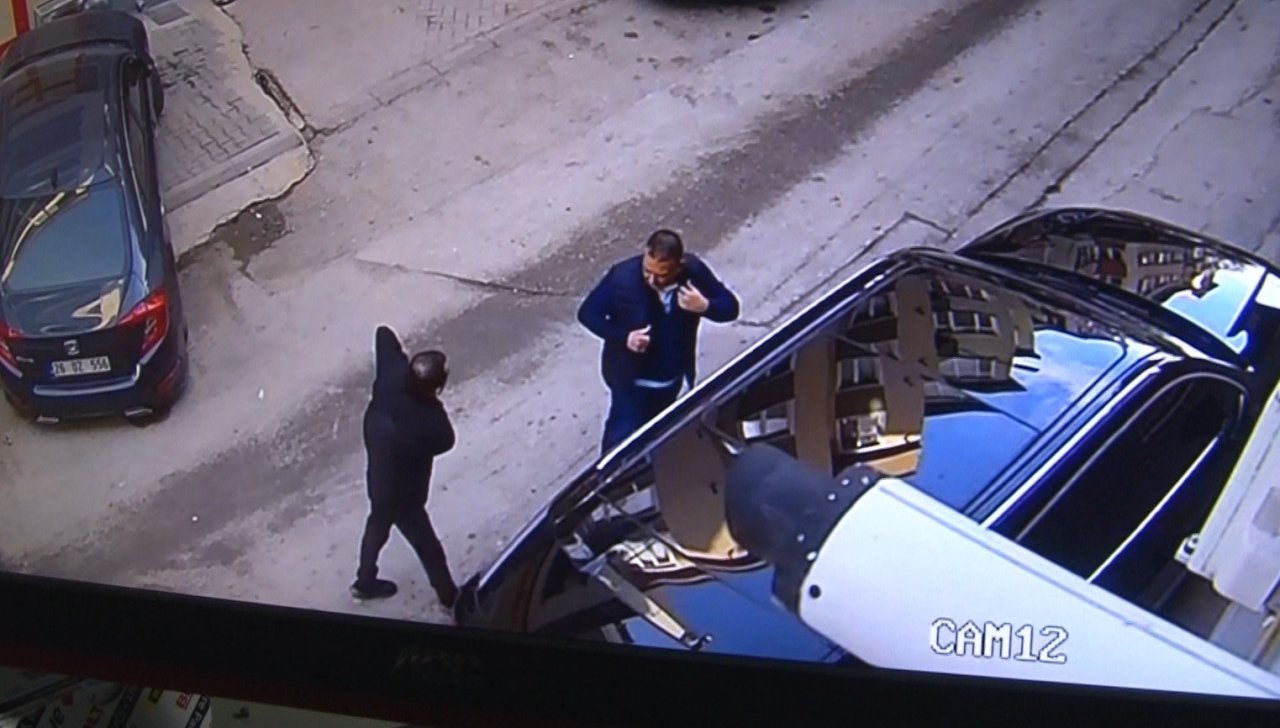 Ağzında sigarayla iş adamını ayağından vuran şahsın rahatlığı ’pes’ dedirtti