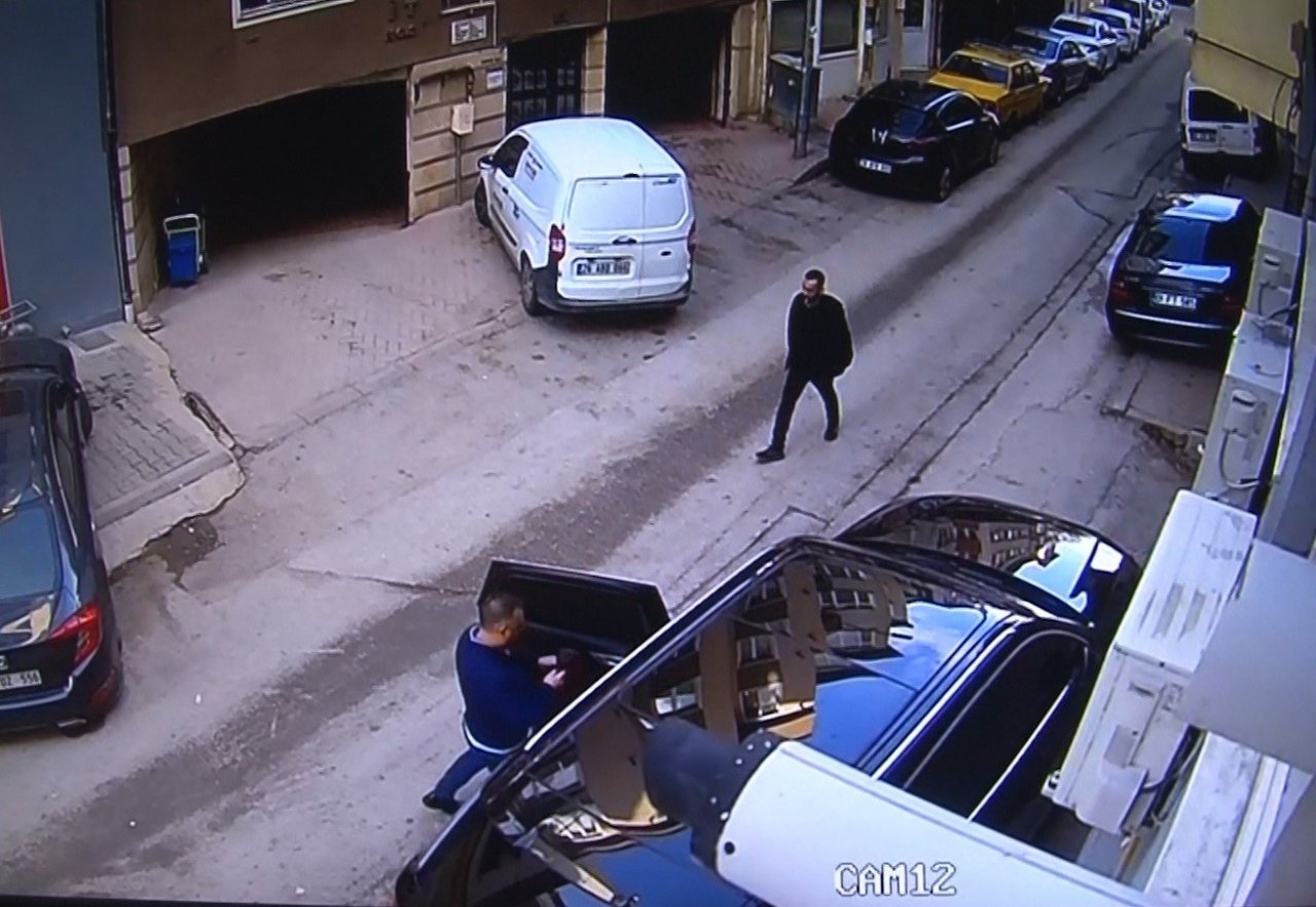 Ağzında sigarayla iş adamını ayağından vuran şahsın rahatlığı ’pes’ dedirtti