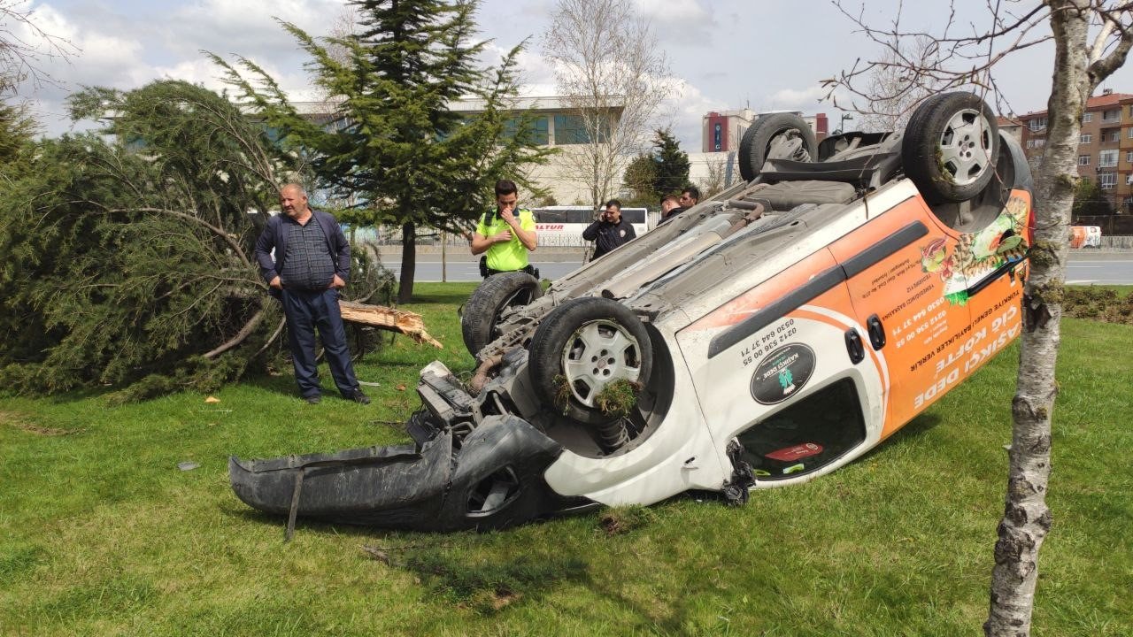 Sultangazi’de virajı alamayan hafif ticari araç ağacı devirip takla attı