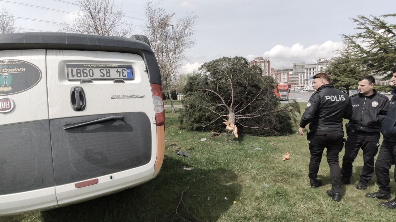 Sultangazi’de virajı alamayan hafif ticari araç ağacı devirip takla attı