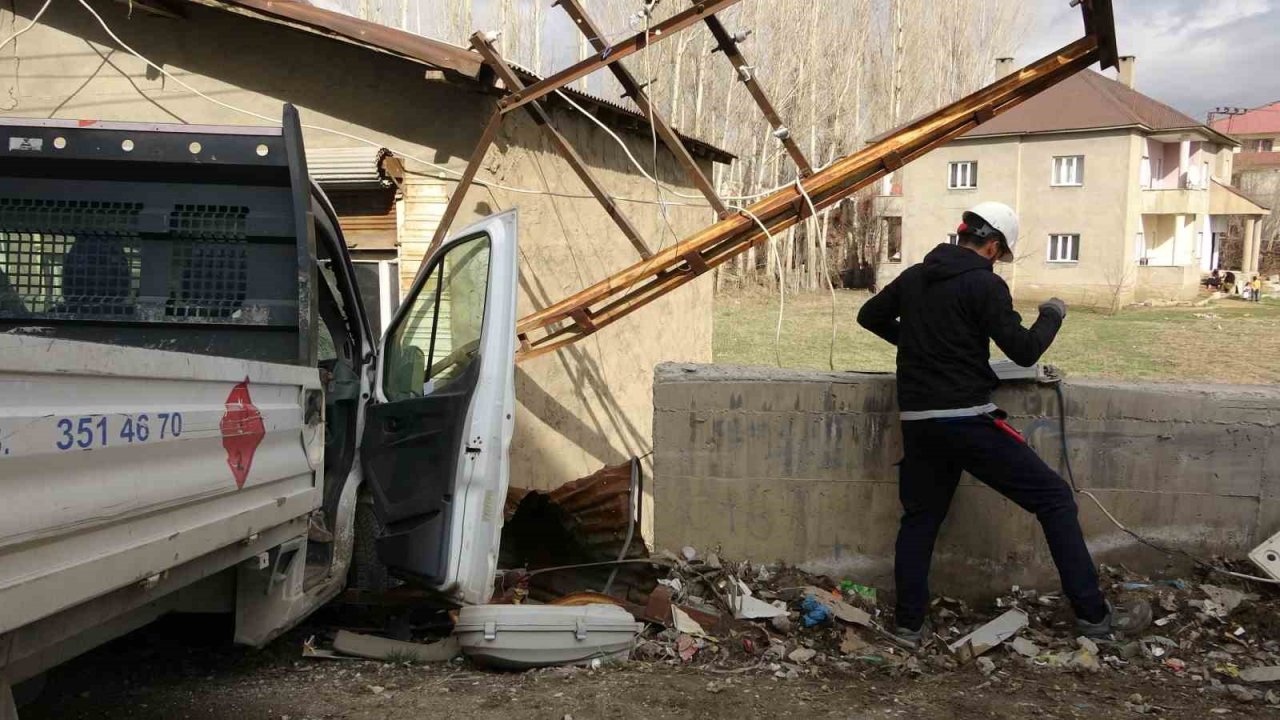 Kontrolden çıkan kamyonet elektrik direğine çarparak durdu