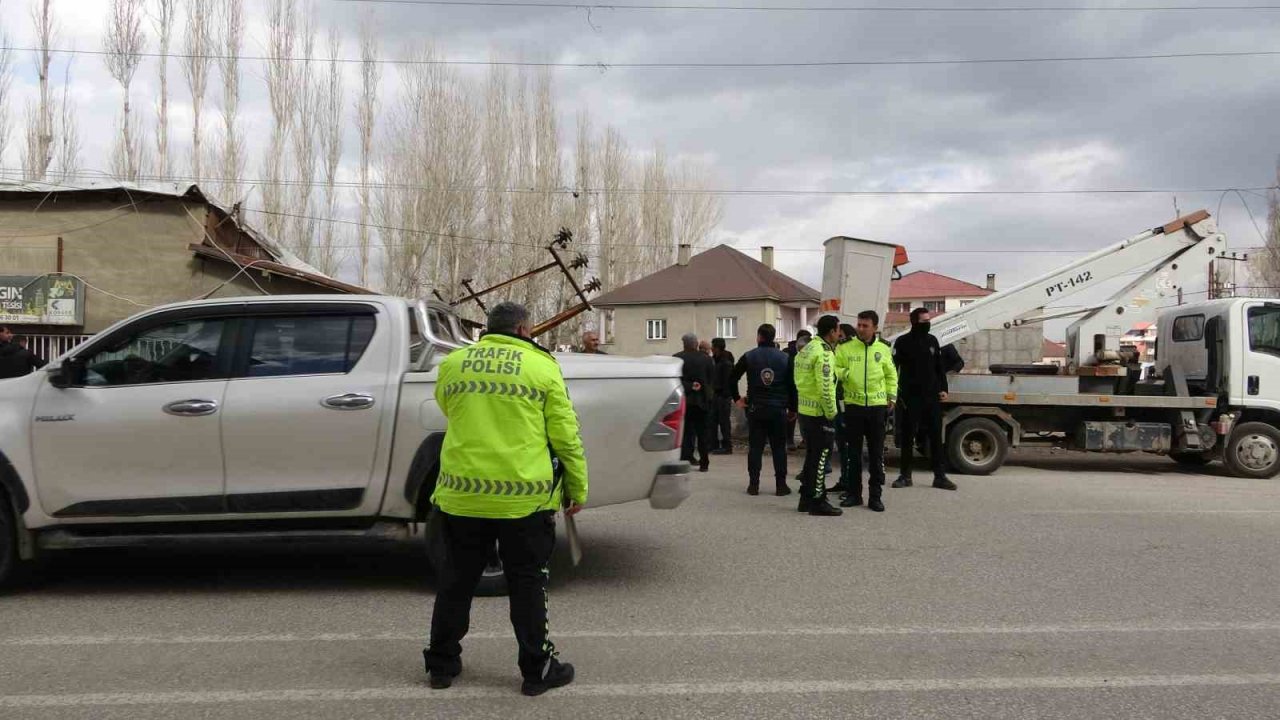 Kontrolden çıkan kamyonet elektrik direğine çarparak durdu