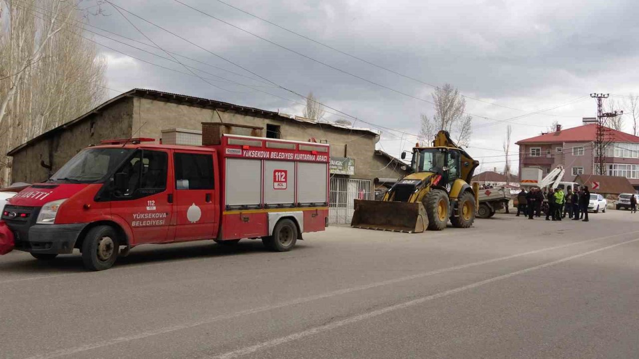Kontrolden çıkan kamyonet elektrik direğine çarparak durdu