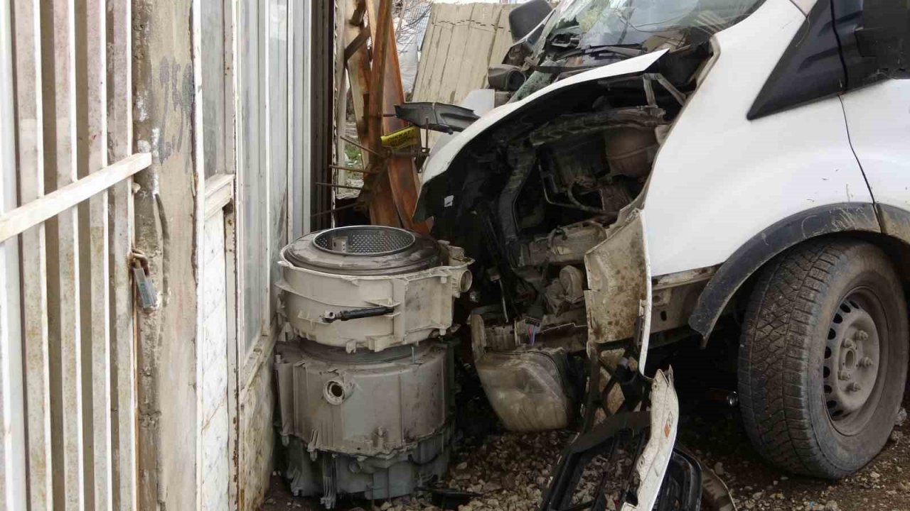 Kontrolden çıkan kamyonet elektrik direğine çarparak durdu