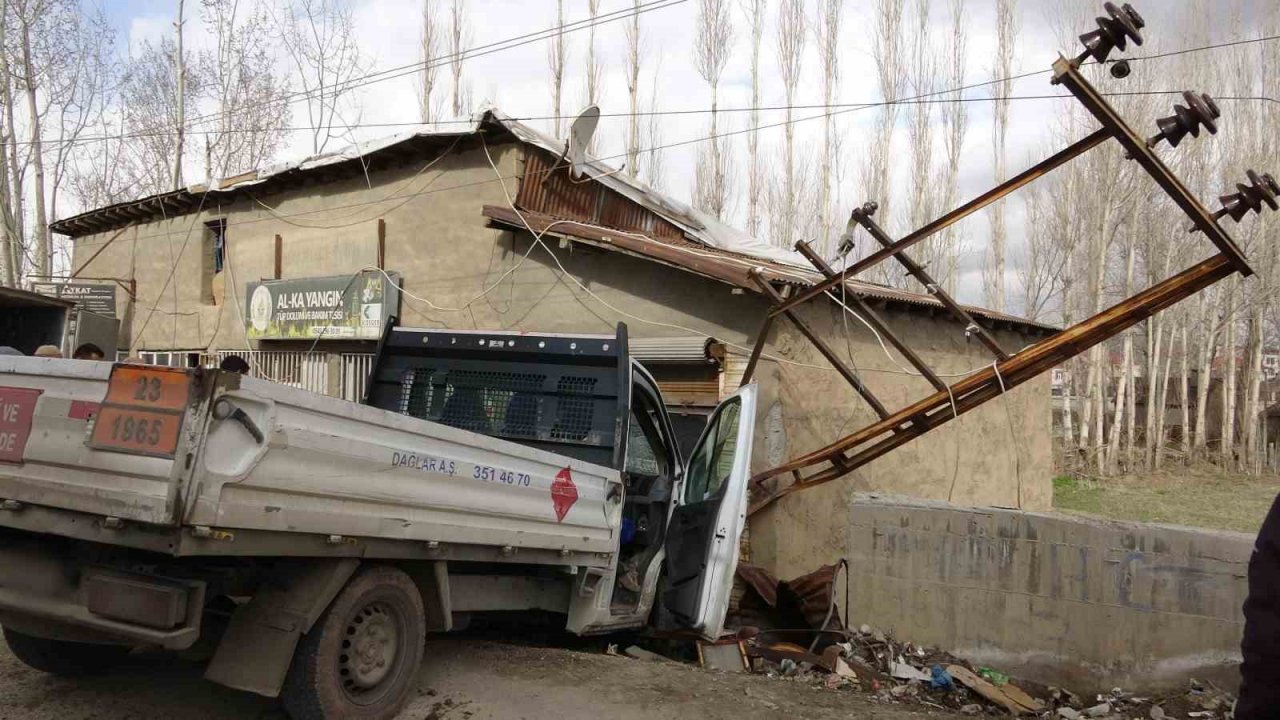 Kontrolden çıkan kamyonet elektrik direğine çarparak durdu