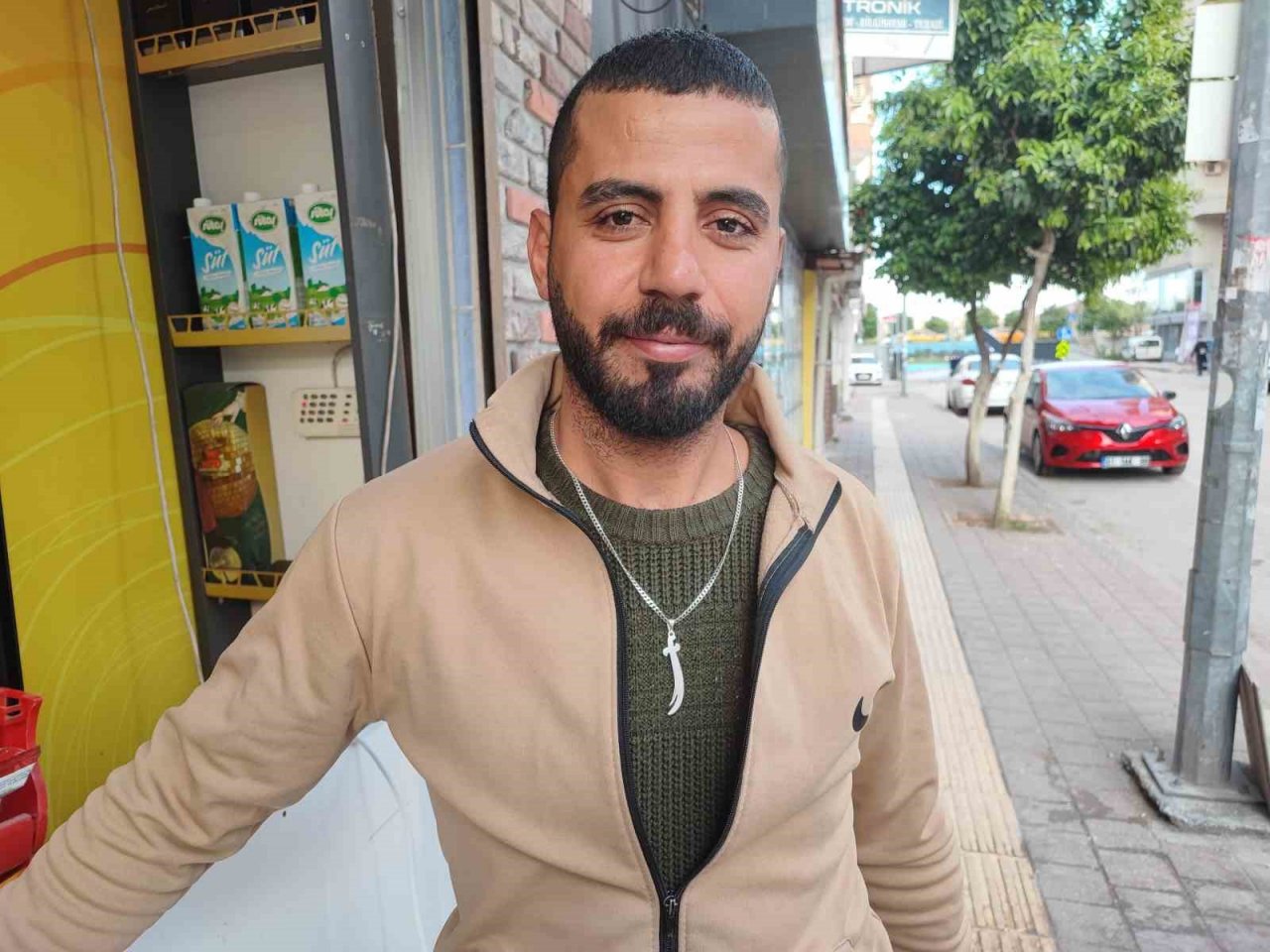 Otomobil iş yerine çarptı, o anlar kameraya yansıdı