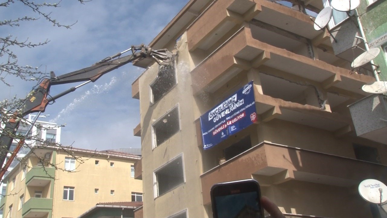 Kartal’da riskli binada yıkım yapıldı