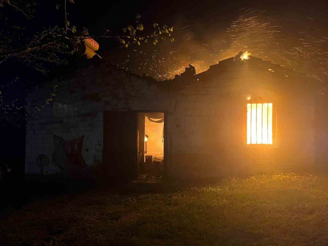 Yangında mahsur kalan yaşlı adamı komşuları kurtardı