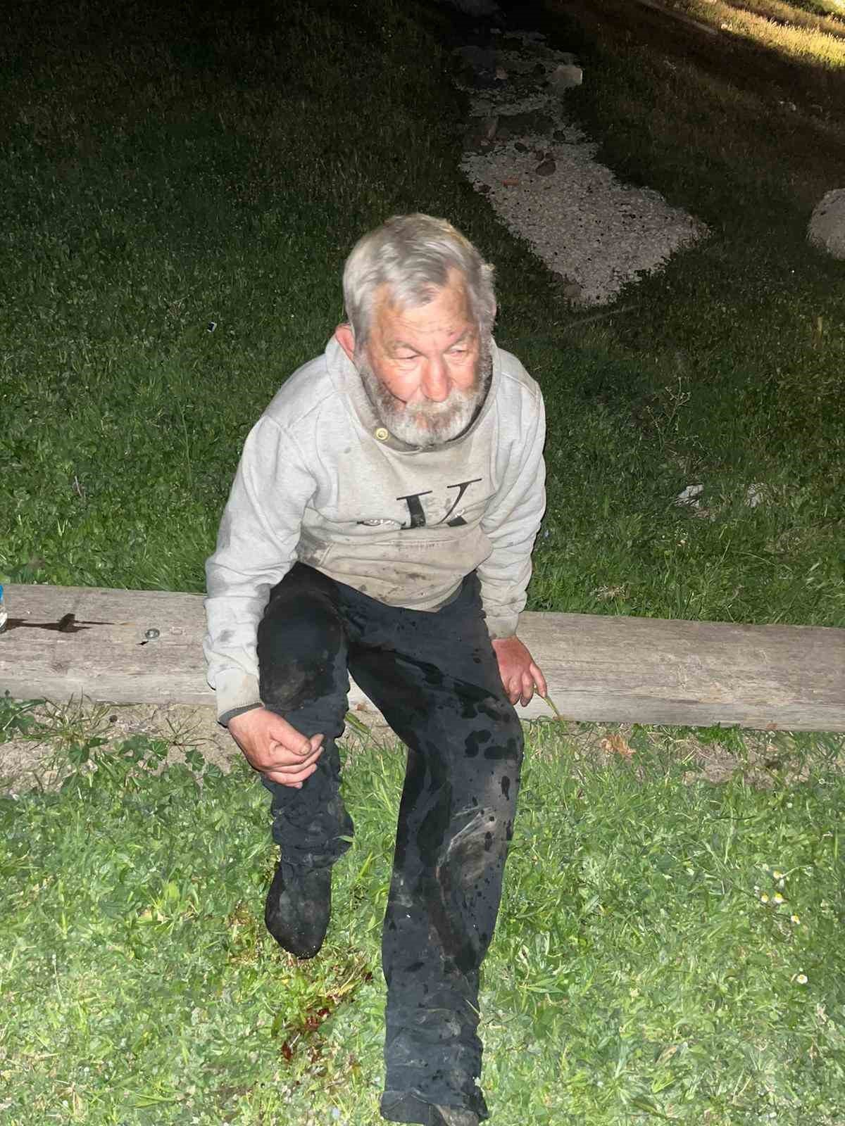 Yangında mahsur kalan yaşlı adamı komşuları kurtardı