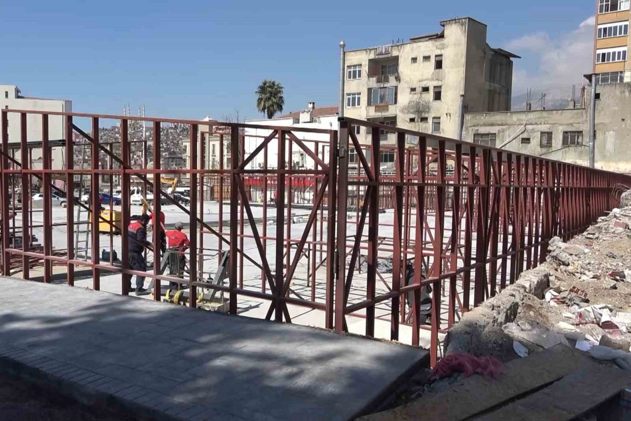 ’Dünyanın en saçma binası’nın yerine çelikten çarşı kuruluyor: Depremzede esnafın hizmetine sunulacak