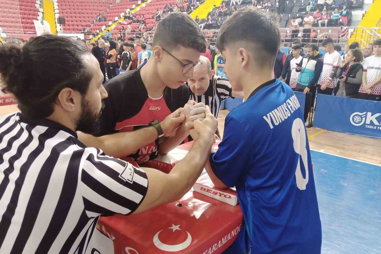 Karaman’da okul sporları yıldızlar bilek güreşi grup müsabakaları başladı