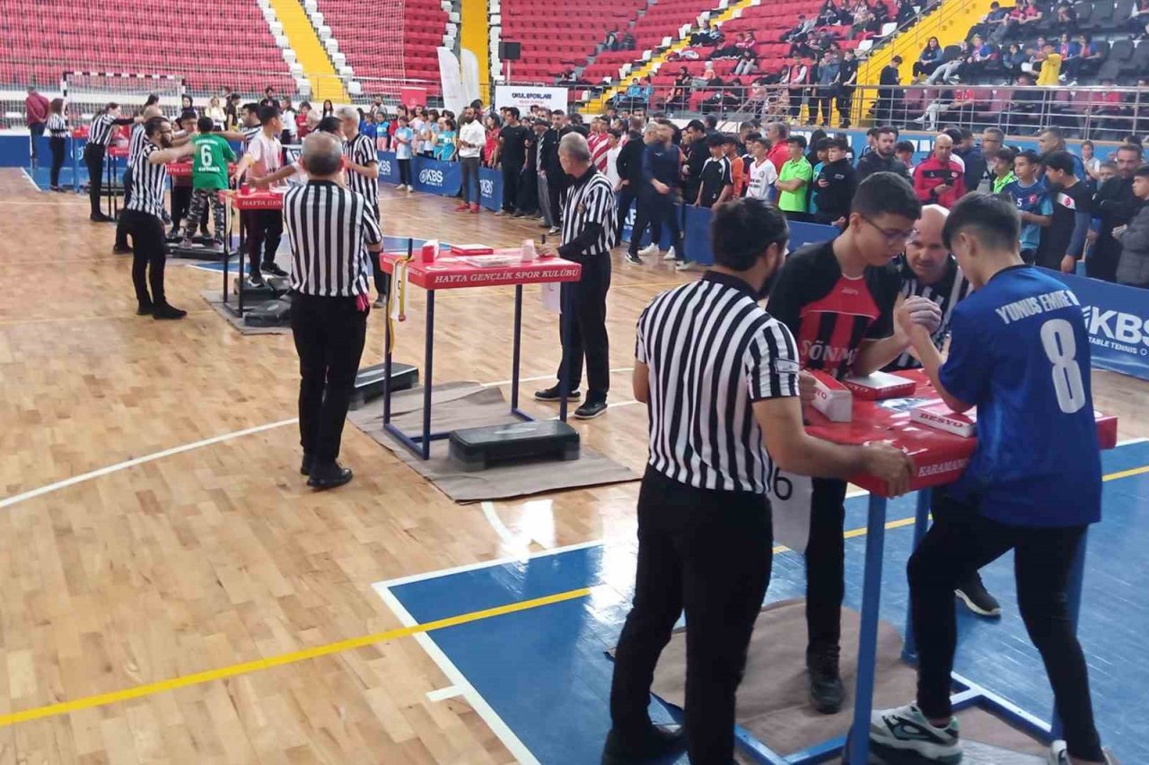 Karaman’da okul sporları yıldızlar bilek güreşi grup müsabakaları başladı