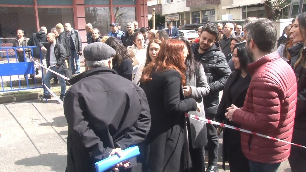 Kartal’da riskli binada yıkım yapıldı