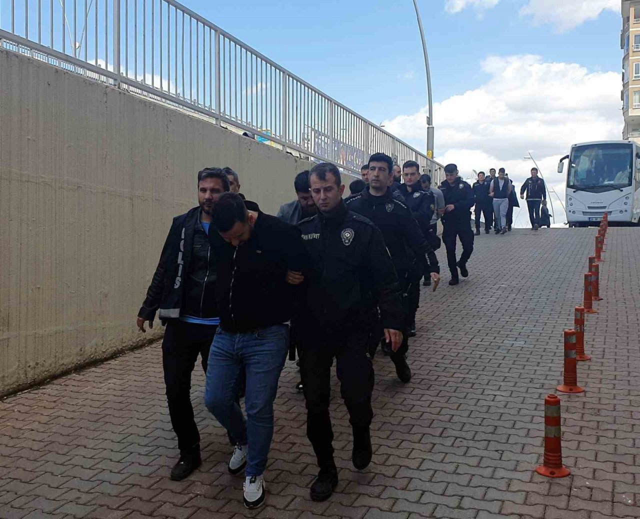 Kayseri’de uyuşturucuya geçit yok: 9 kişi adliyede