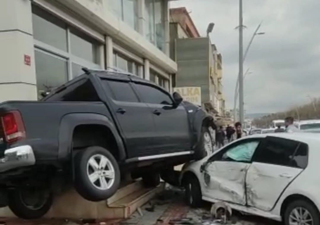 Batman’da trafik kazası güvenlik kamerasına yansıdı