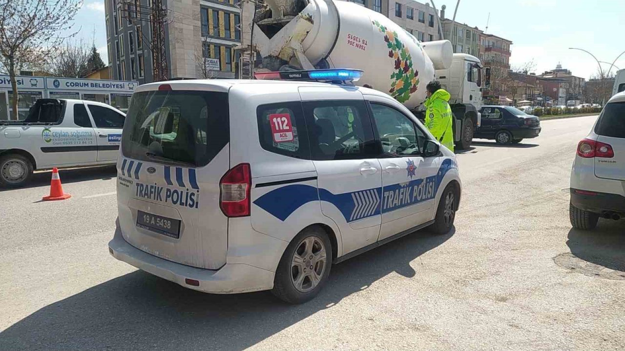 Beton mikseri otomobil ile çarpıştı