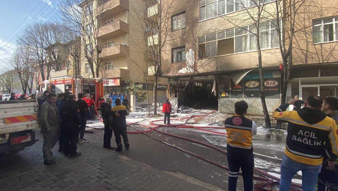 Oto tamir dükkanı alevlere teslim oldu, yangın binaya da sıçradı