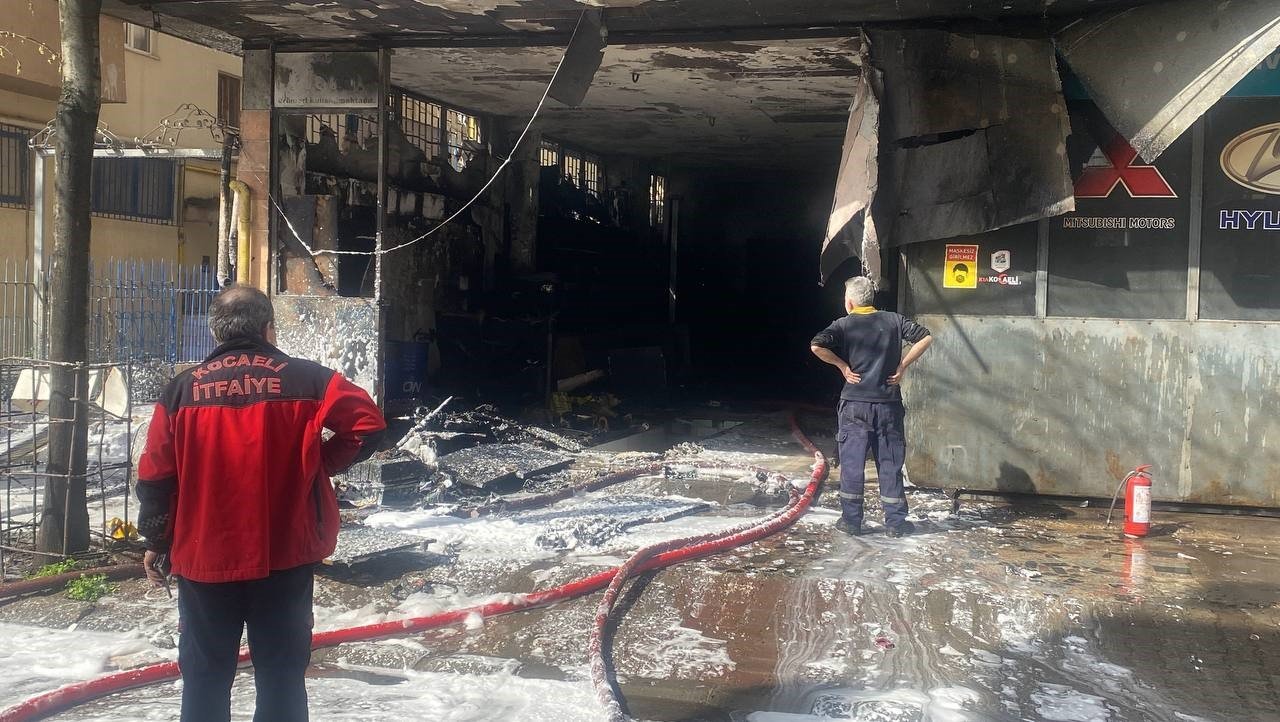 Oto tamir dükkanı alevlere teslim oldu, yangın binaya da sıçradı