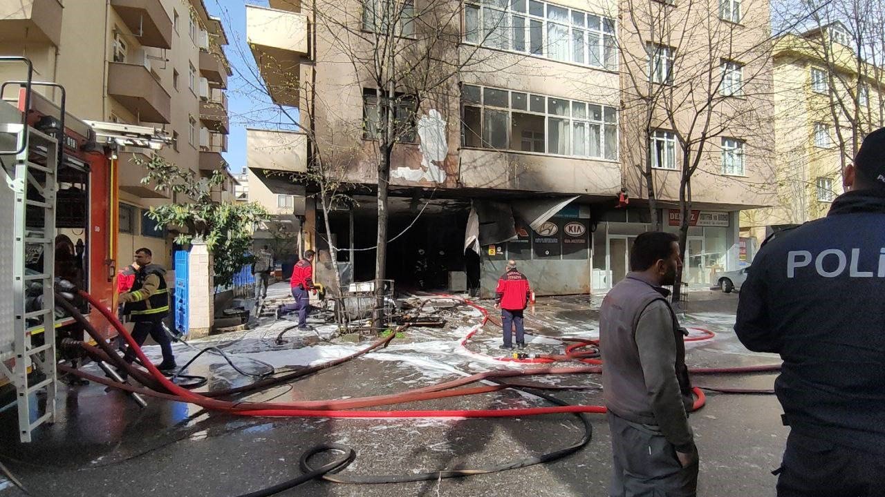 Oto tamir dükkanı alevlere teslim oldu, yangın binaya da sıçradı