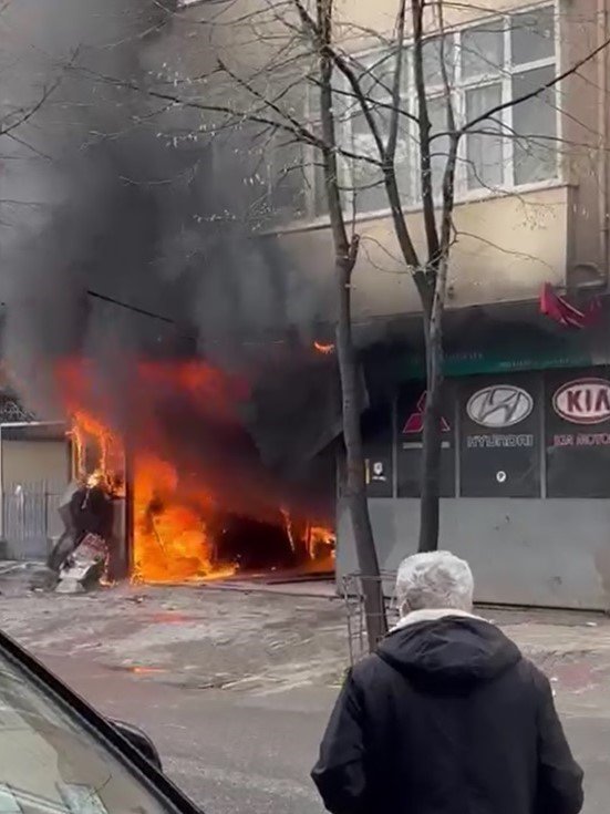 Oto tamir dükkanı alevlere teslim oldu, yangın binaya da sıçradı