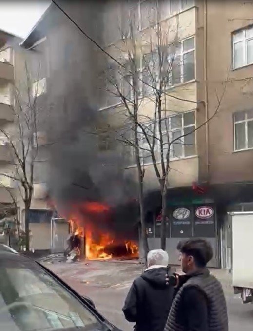 Oto tamir dükkanı alevlere teslim oldu, yangın binaya da sıçradı