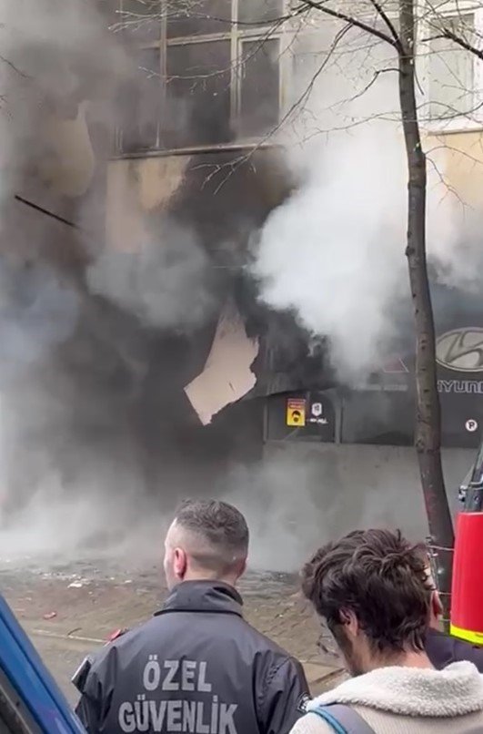 Oto tamir dükkanı alevlere teslim oldu, yangın binaya da sıçradı