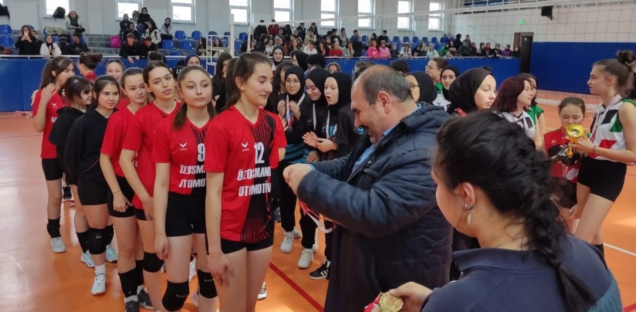 Kütahya Necip Fazıl Kısakürek Anadolu Lisesi Voleybol B Kız Takımı il birincisi