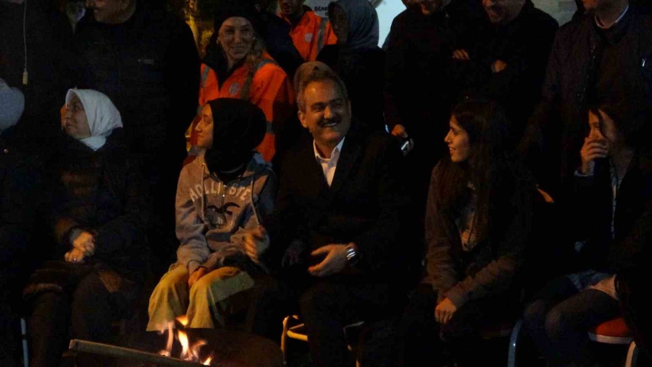 Depremzede öğrencilerden Bakan Özer’e türkülü karşılama