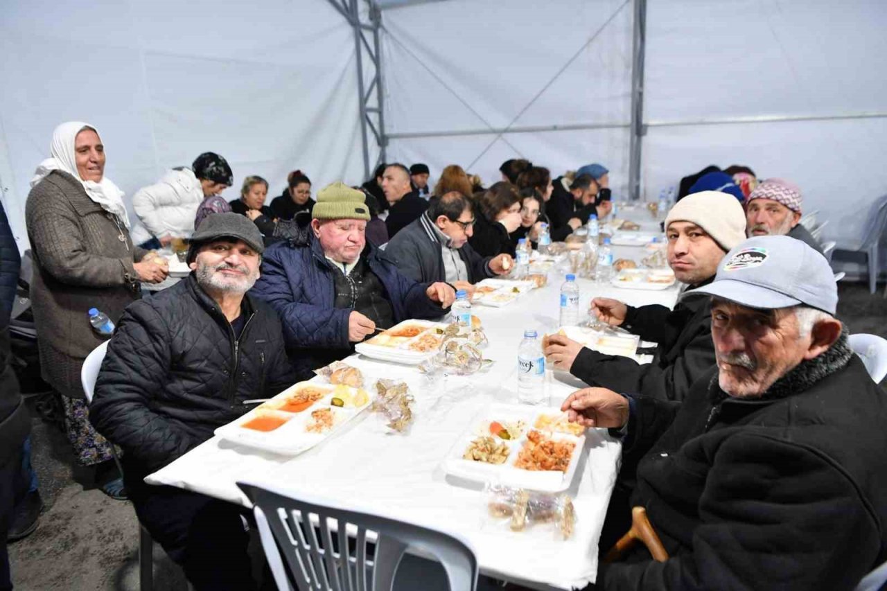 Mamak Belediye Başkanı Murat Köse, iftar çadırında yemek dağıttı