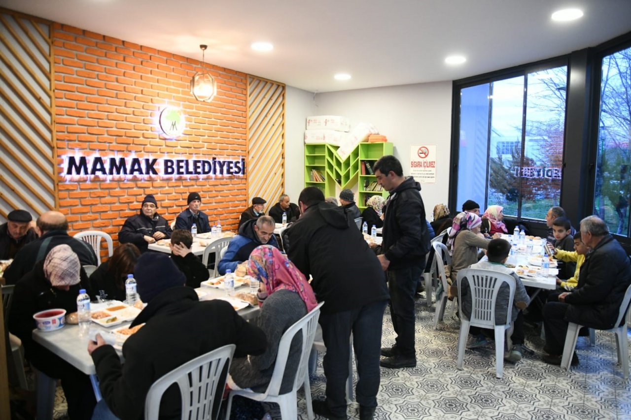 Mamak Belediyesi millet kıraathanelerinin kapılarını iftar için açtı