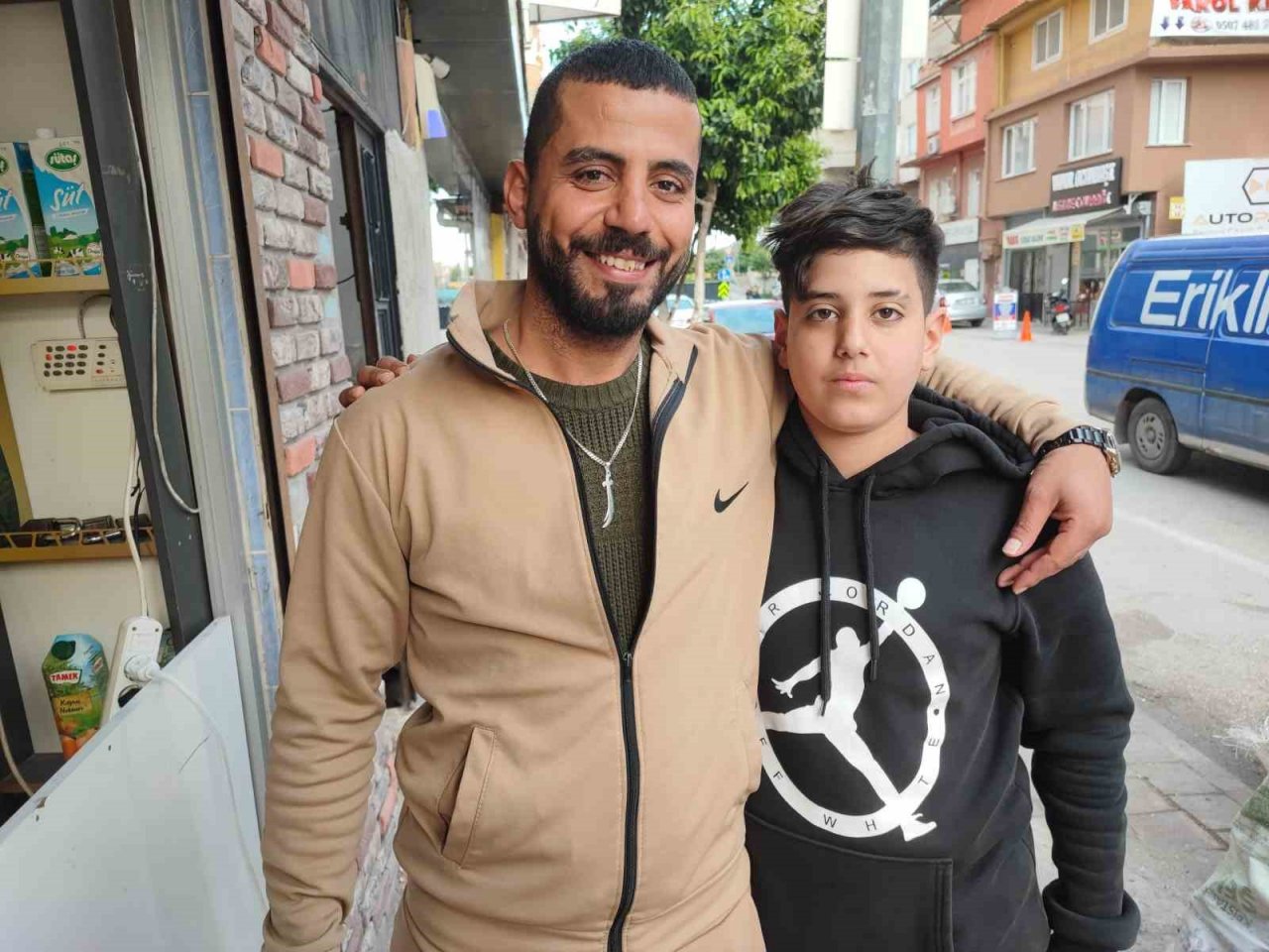 Otomobil iş yerine çarptı, o anlar kameraya yansıdı