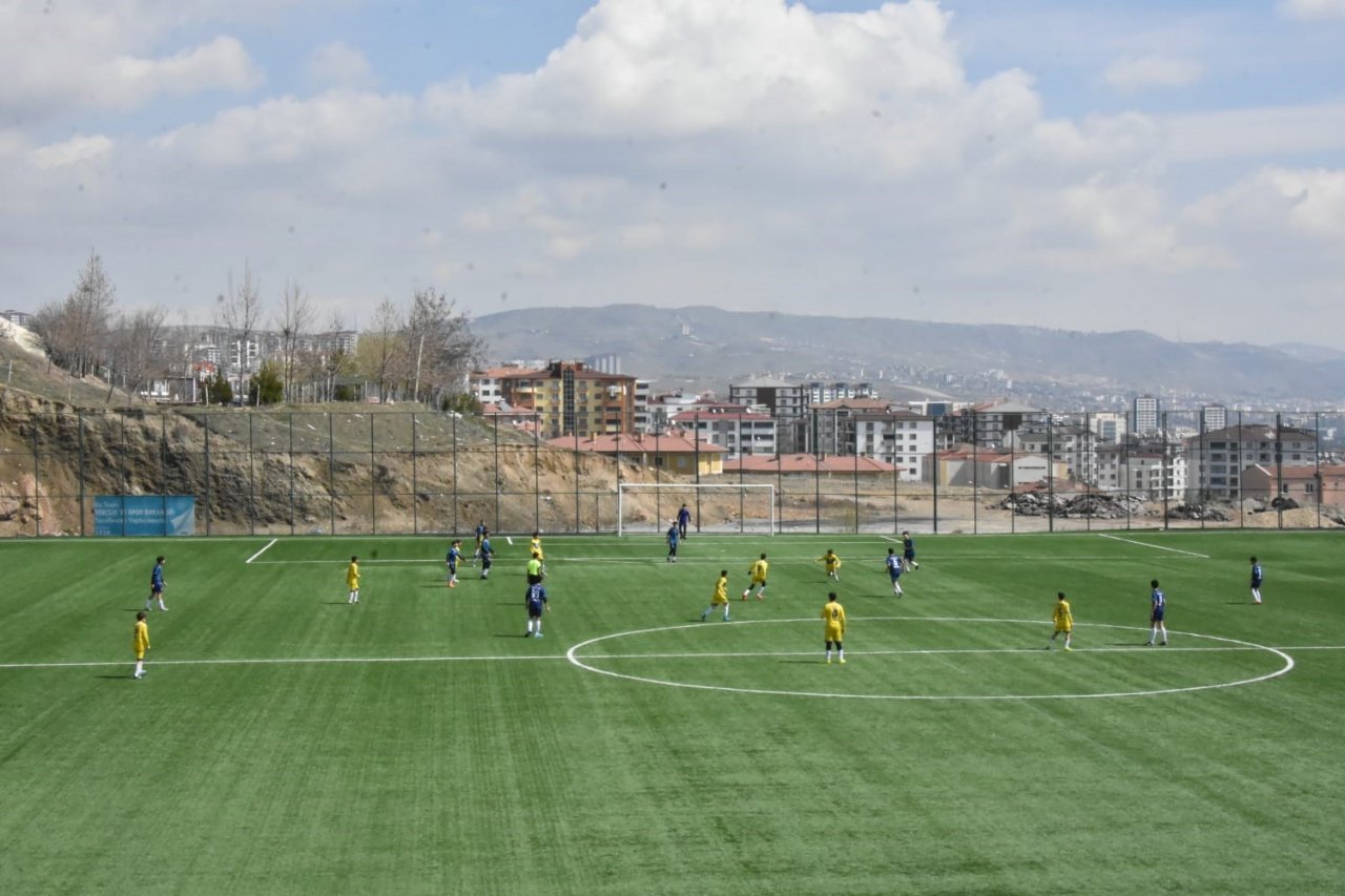 Elazığ’da okul sporları futbol müsabakaları başladı