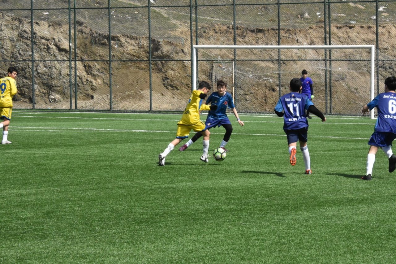 Elazığ’da okul sporları futbol müsabakaları başladı