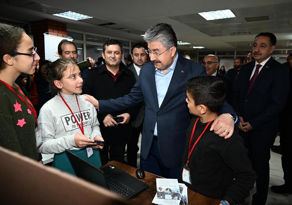 Öğrenciler, otobüs seyahatlerinde karşılaşılan problemlere yönelik geliştirdikleri çözümleri sergiledi