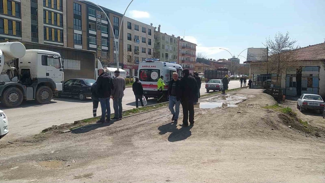 Beton mikseri otomobil ile çarpıştı