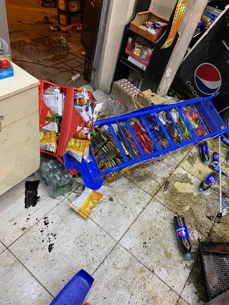 Otomobil iş yerine çarptı, o anlar kameraya yansıdı