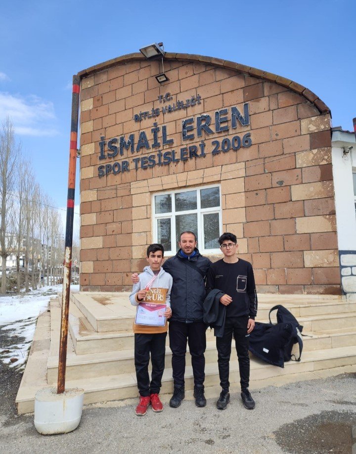 Özalplı öğrenci bilek güreşi birincisi oldu