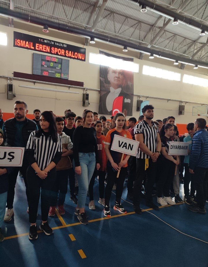 Özalplı öğrenci bilek güreşi birincisi oldu