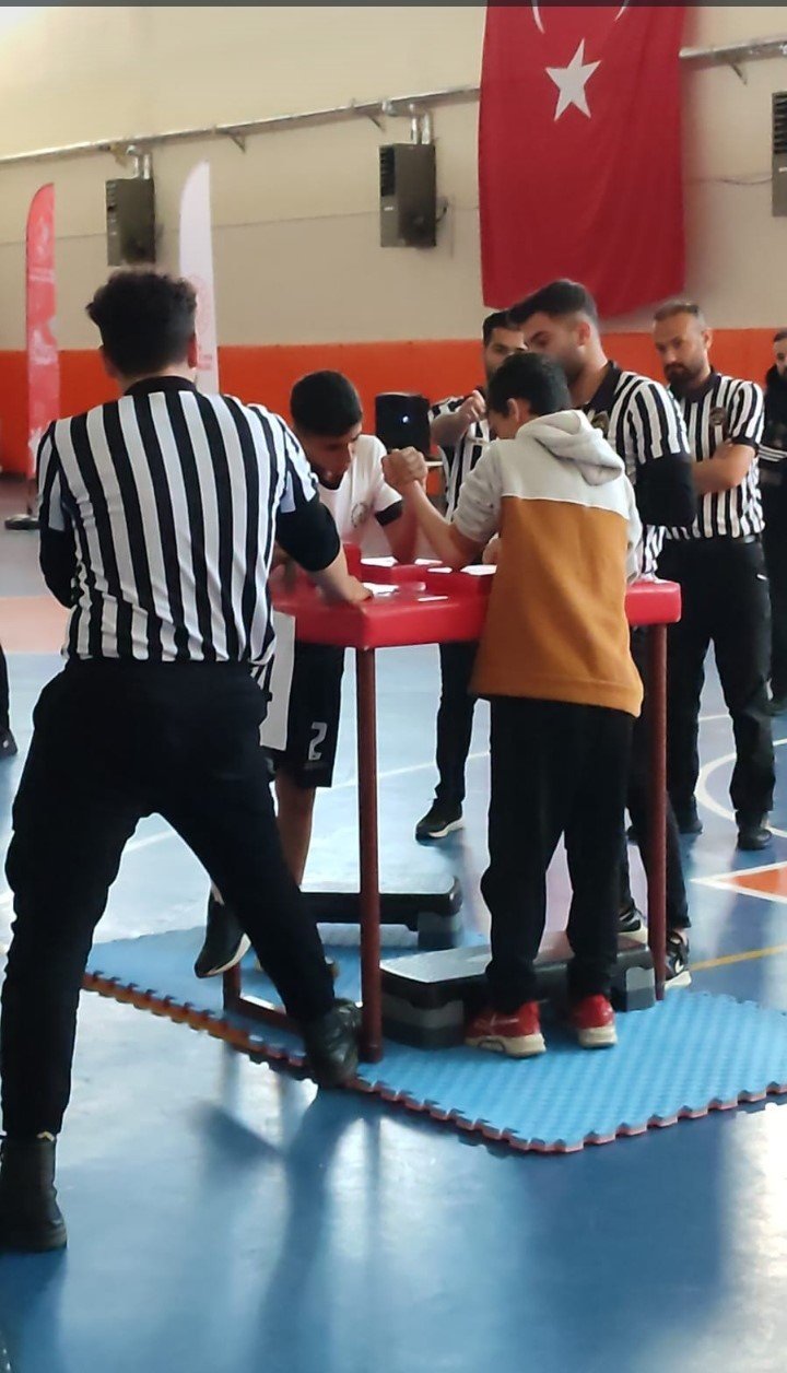 Özalplı öğrenci bilek güreşi birincisi oldu