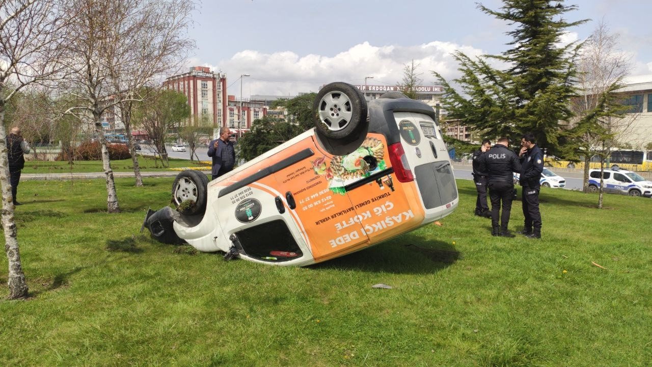 Sultangazi’de virajı alamayan hafif ticari araç ağacı devirip takla attı